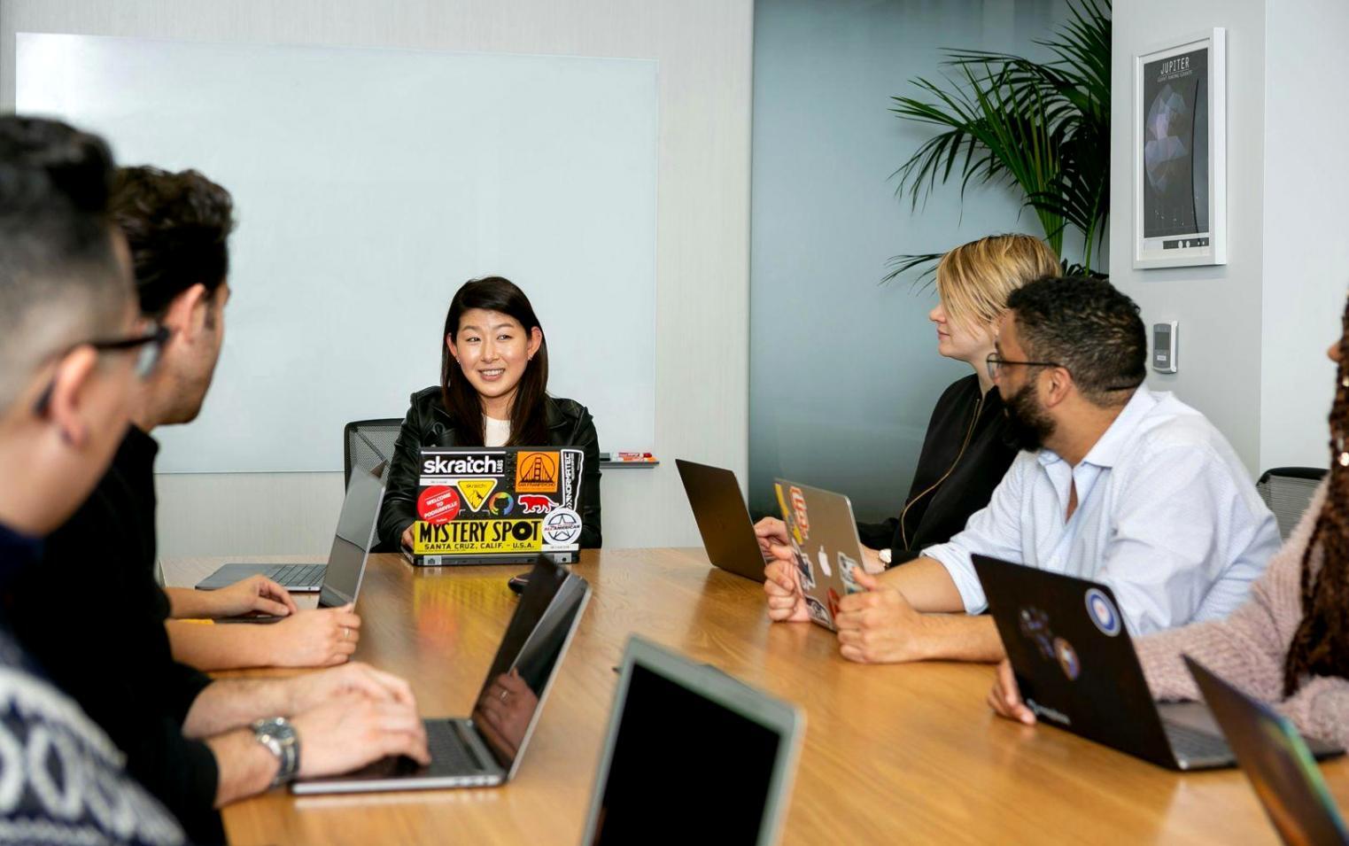 Análisis de documentos financieros y planificación presupuestaria en contexto empresarial