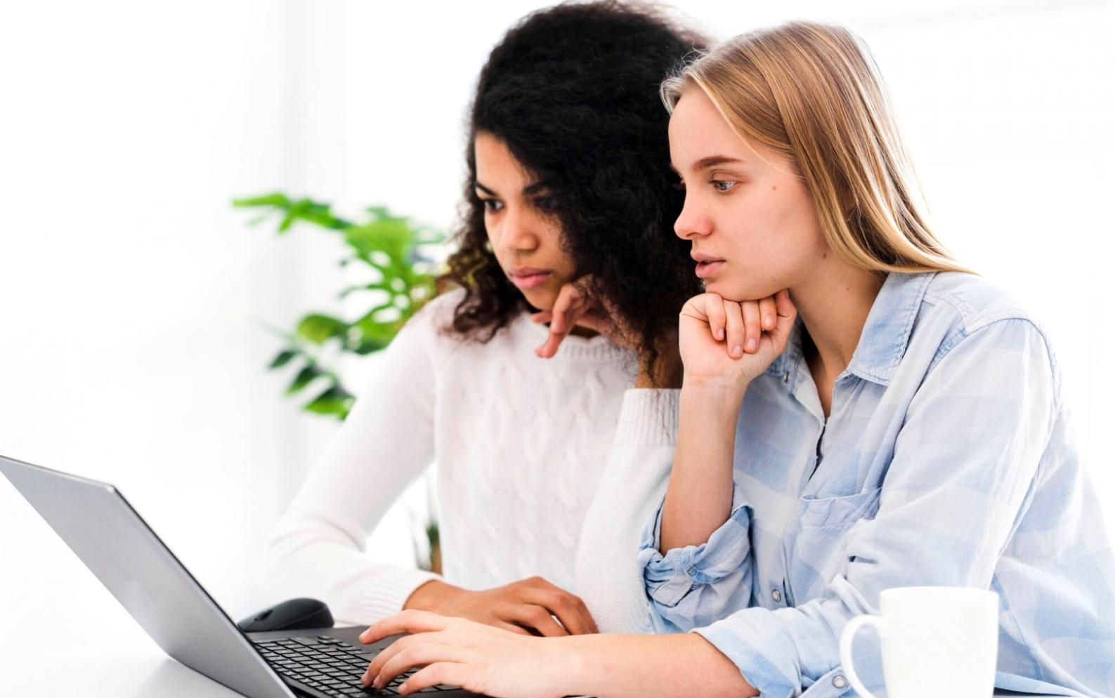 Reunión de equipo financiero analizando estrategias presupuestarias de contingencia