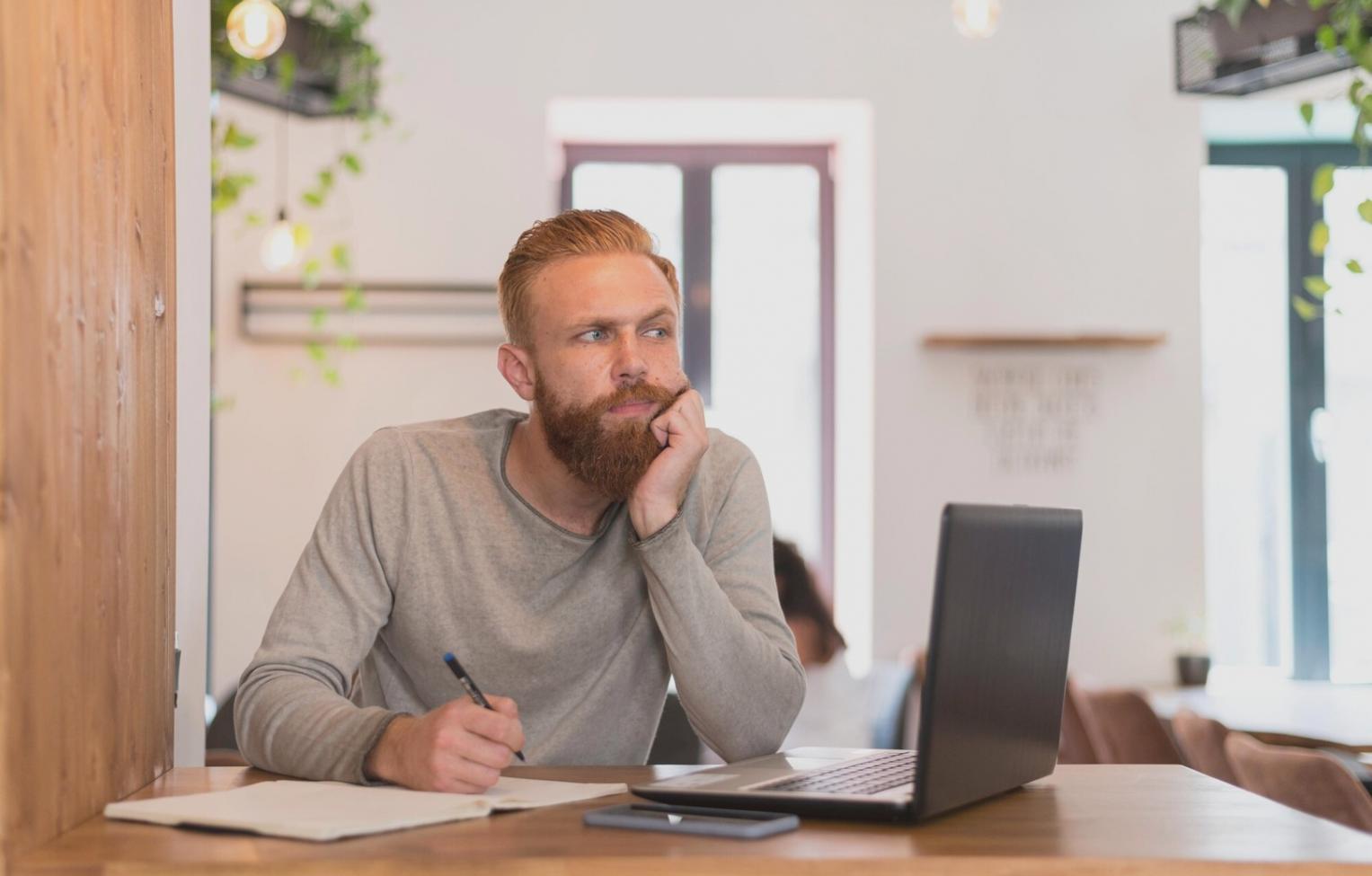Equipo de tivolynsera trabajando en planificación financiera colaborativa
